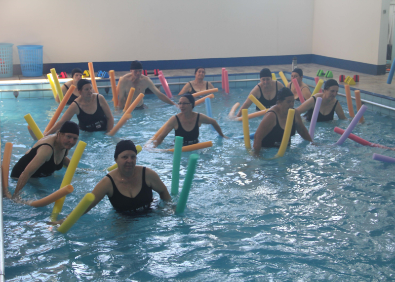 IDOSOS PARTICIPAM DE AULAS DE HIDROGINÁSTICA